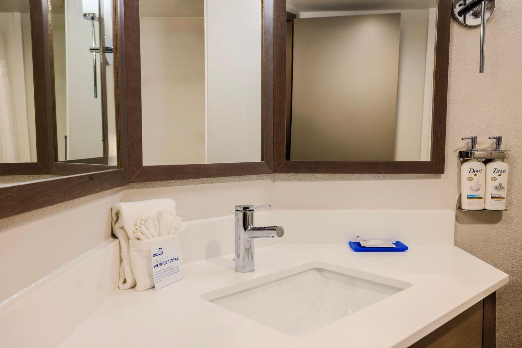 Holiday Inn Express Burlington By Ihg Esterno foto