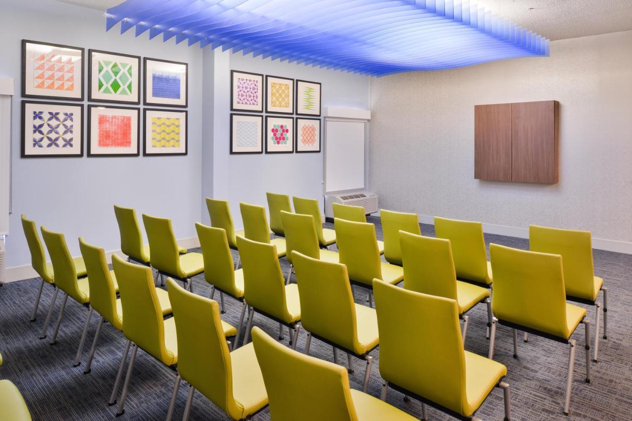 Holiday Inn Express Burlington By Ihg Esterno foto