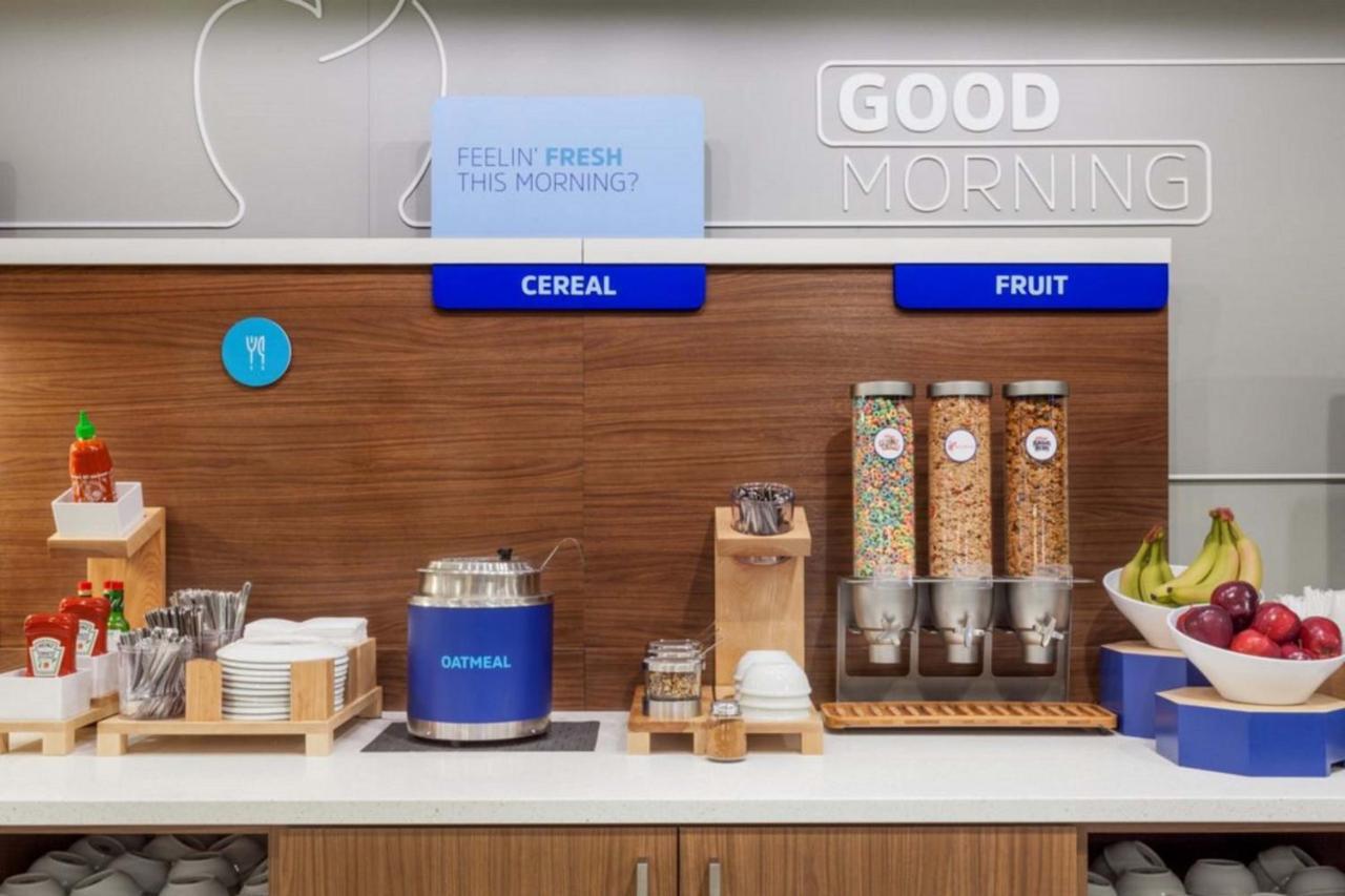 Holiday Inn Express Burlington By Ihg Esterno foto
